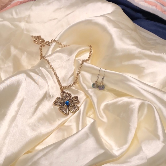 Gorgeous blue flower pendant with earrings NWT - Picture 4 of 6